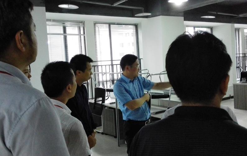 賴區(qū)長鼓勵(lì)重慶天度網(wǎng)絡(luò)公司要多進(jìn)行創(chuàng)新，并就天度未來發(fā)展方向做出重要指示。