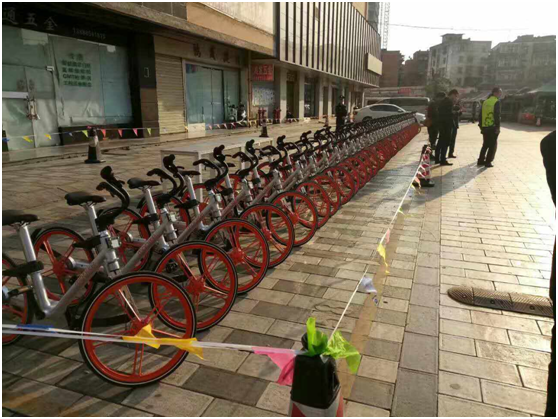 上午11點，云南天度投資集團有限公司、云紡商業(yè)區(qū)、昆明悅動文化傳播有限公司、云南北瑞兔司機新能源汽車科技有限公司、moblke摩拜單車許多商戶踴躍參加，由150余名志愿者組成的隊伍開始了浩浩蕩蕩的4公里公益徒步，目的是鼓勵大家使用零污染的交通工具，降低自然資源的耗損，同時也是為了讓市民能夠熟知這樣的出行方式，倡導(dǎo)綠色出行。